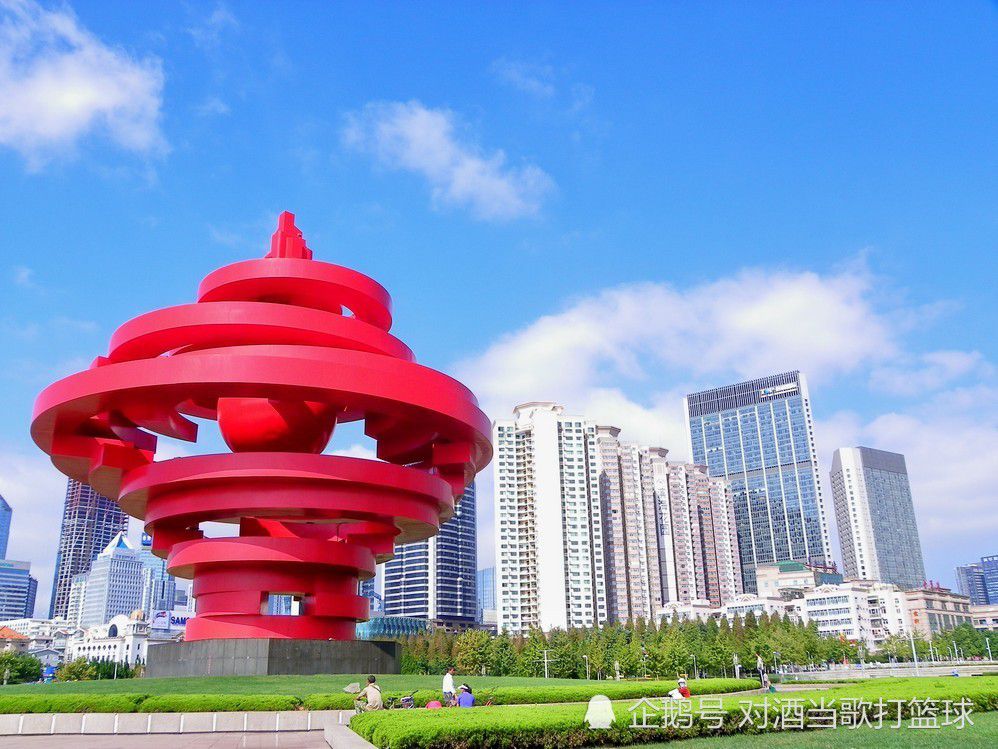 黄昏，May抱着自己刚刚亲手采摘的玉米，一个人去医院看望妈妈。